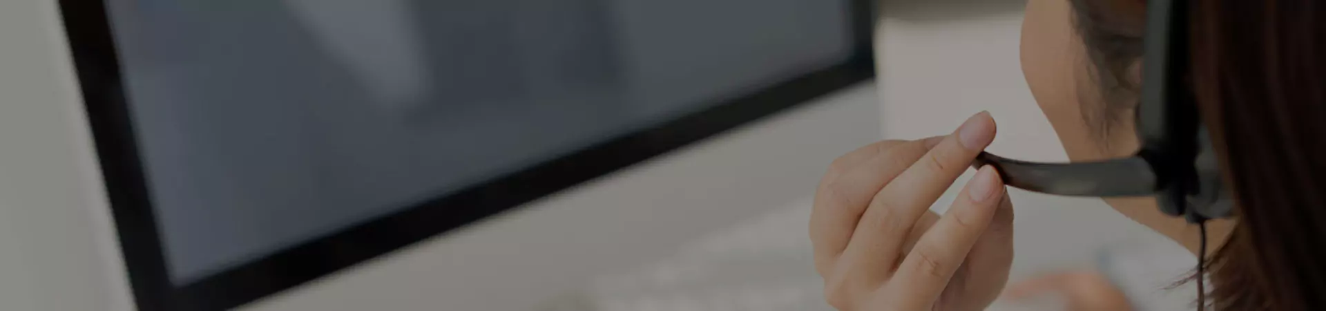 Déan teagmháil linn